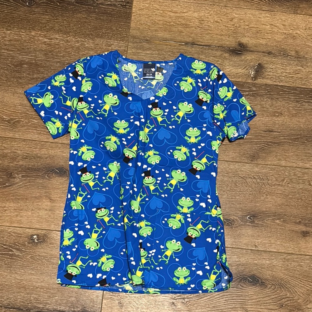 Zoe + Chloe scrub top‎ frogs XS